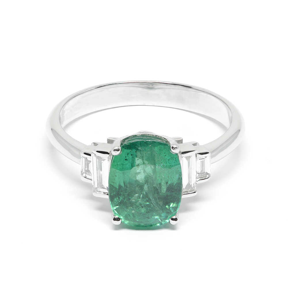 Δαχτυλίδι εντυπωσιακό με σμαράγδι  oval shape και διαμάντια emerald cut  από λευκόχρυσο 18k